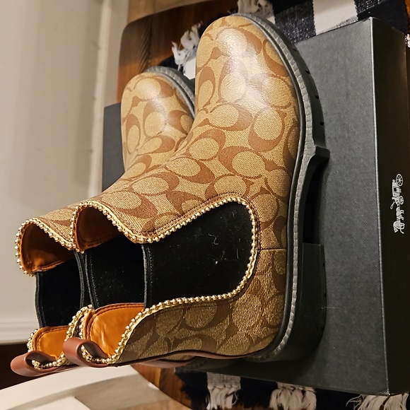 Authentic Coach Levy Boots - Picture 2 of 5